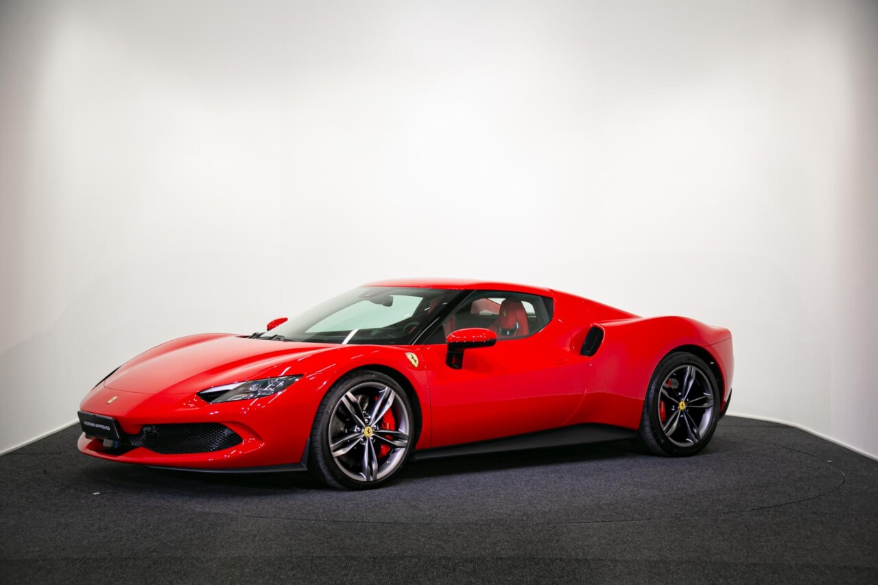 Ferrari 296 GTB 2.9 V6 Hybrid - Tehdastakuu 8/26 ja ilmaiset huollot 8/27 - Auto Italy Oy